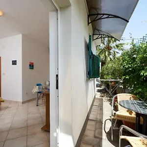 Mare - 30 M From Pebble Apartman Seget Vranjica